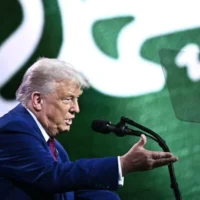 الرئيس الأمريكي دونالد ترامب يتحدث خلال منتدى الاستثمار السعودي الأمريكي في مركز الملك عبد العزيز الدولي للمؤتمرات في الرياض، 13 مايو 2025. (Brendan SMIALOWSKI / AFP)