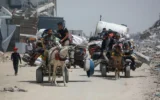 فلسطينيون ينقلون أمتعتهم أثناء فرارهم من مدينتي جباليا وبيت لاهيا شمال قطاع غزة باتجاه مدينة غزة وسط غارات إسرائيلية متواصلة على القطاع الفلسطيني المحاصر، 17 مايو 2025. (Bashar TALEB / AFP)