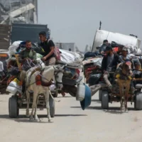 فلسطينيون ينقلون أمتعتهم أثناء فرارهم من مدينتي جباليا وبيت لاهيا شمال قطاع غزة باتجاه مدينة غزة وسط غارات إسرائيلية متواصلة على القطاع الفلسطيني المحاصر، 17 مايو 2025. (Bashar TALEB / AFP)