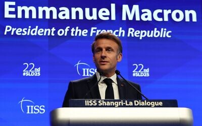 الرئيس الفرنسي إيمانويل ماكرون في قمة حوار شانغريلا في سنغافورة، 30 مايو 2025 (Ludovic MARIN / AFP)