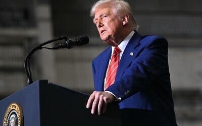الرئيس الأمريكي دونالد ترامب يتحدث خلال زيارة إلى منشأة US Steel - Irvin Works في ويست ميفلين، بنسلفانيا، 30 مايو 2025. (SAUL LOEB / AFP)