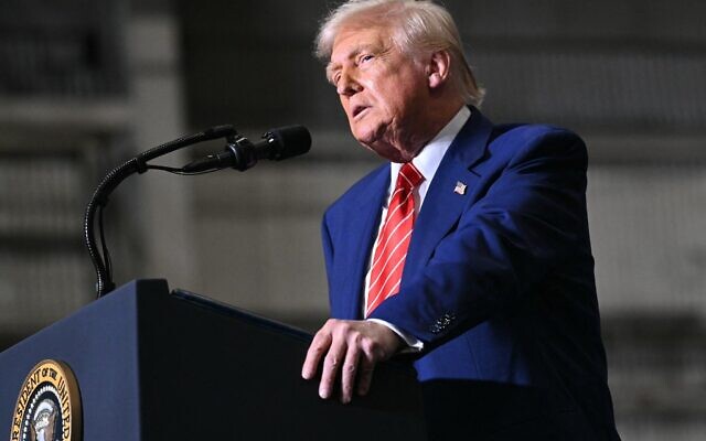 الرئيس الأمريكي دونالد ترامب يتحدث خلال زيارة إلى منشأة US Steel - Irvin Works في ويست ميفلين، بنسلفانيا، 30 مايو 2025. (SAUL LOEB / AFP) الرئيس الأمريكي دونالد ترامب يتحدث خلال زيارة إلى منشأة US Steel - Irvin Works في ويست ميفلين، بنسلفانيا، 30 مايو 2025. (SAUL LOEB / AFP)