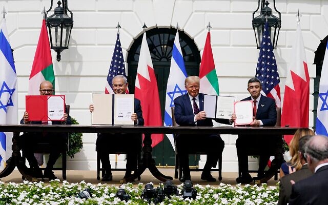 من اليسار: وزير خارجية البحرين خالد بن أحمد آل خليفة، رئيس الوزراء بنيامين نتنياهو، الرئيس الأمريكي آنذاك دونالد ترامب، ووزير خارجية الإمارات عبد الله بن زايد آل نهيان، خلال مراسم توقيع اتفاقيات "أبراهام" في الحديقة الجنوبية للبيت الأبيض، في واشنطن، 15 سبتمبر 2020. (AP Photo/Alex Brandon, File)