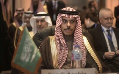 وزير الخارجية السعودي فيصل بن فرحان آل سعود يحضر مؤتمر القاهرة الوزاري لتعزيز الاستجابة الإنسانية لغزة، في القاهرة، مصر، 2 ديسمبر، 2024. (AP Photo/Amr Nabil)