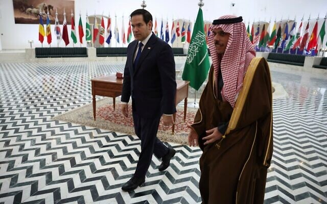 وزير الخارجية الأمريكي ماركو روبيو (يسار) يلتقي وزير الخارجية السعودي الأمير فيصل بن فرحان آل سعود في الرياض، السعودية، 17 فبراير 2025. (Evelyn Hockstein/Pool Photo via AP) وزير الخارجية الأمريكي ماركو روبيو (يسار) يلتقي وزير الخارجية السعودي الأمير فيصل بن فرحان آل سعود في الرياض، السعودية، 17 فبراير 2025. (Evelyn Hockstein/Pool Photo via AP)