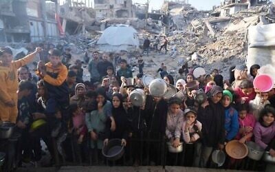 فلسطينيون ينتظرون توزيع المساعدات الغذائية في مركز توزيع في بيت لاهييا، شمال غزة، 16 مارس 2025. (AP Photo/Abdel Kareem Hana,File)