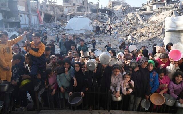 فلسطينيون ينتظرون توزيع المساعدات الغذائية في مركز توزيع في بيت لاهييا، شمال غزة، 16 مارس 2025. (AP Photo/Abdel Kareem Hana,File)