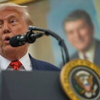 الرئيس الأمريكي دونالد ترامب خلال مراسم في المكتب البيضاوي بالبيت الأبيض، 6 مايو 2025، في واشنطن. (AP/Mark Schiefelbein)