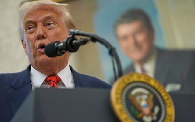 الرئيس الأمريكي دونالد ترامب خلال مراسم في المكتب البيضاوي بالبيت الأبيض، 6 مايو 2025، في واشنطن. (AP/Mark Schiefelbein) الرئيس الأمريكي دونالد ترامب خلال مراسم في المكتب البيضاوي بالبيت الأبيض، 6 مايو 2025، في واشنطن. (AP/Mark Schiefelbein)