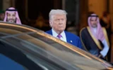 الرئيس دونالد ترامب يغادر القصر الملكي بعد حفل توقيع اتفاقية مع ولي العهد السعودي الأمير محمد بن سلمان في الرياض، المملكة العربية السعودية، الثلاثاء 13 مايو 2025. (AP Photo/Alex Brandon)