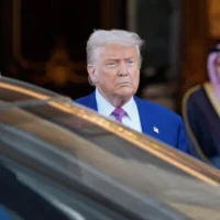 الرئيس دونالد ترامب يغادر القصر الملكي بعد حفل توقيع اتفاقية مع ولي العهد السعودي الأمير محمد بن سلمان في الرياض، المملكة العربية السعودية، الثلاثاء 13 مايو 2025. (AP Photo/Alex Brandon)