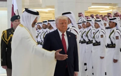 أمير قطر الشيخ تميم بن حمد آل ثاني (إلى اليسار) يرحب بالرئيس الأمريكي دونالد ترامب خلال حفل استقبال رسمي في الديوان الأميري في الدوحة، قطر، 14 مايو 2025. (AP Photo/Alex Brandon)