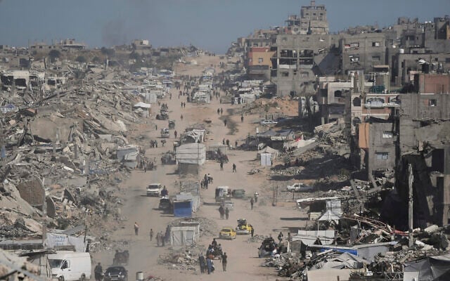 فلسطينيون نازحون يفرون من بيت لاهيا وسط عمليات عسكرية مستمرة في قطاع غزة، يصلون إلى جباليا، شمال غزة، 16 مايو 2025. (AP Photo/Jehad Alshrafi)