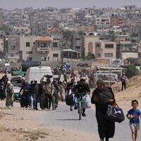 نازحون فلسطينيون يفرّون من خان يونس خلال العملية العسكرية الإسرائيلية المستمرة في المنطقة، 19 مايو 2025. (AP Photo/Abdel Kareem Hana)