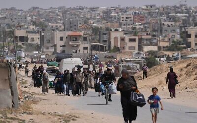 نازحون فلسطينيون يفرّون من خان يونس خلال العملية العسكرية الإسرائيلية المستمرة في المنطقة، 19 مايو 2025. (AP Photo/Abdel Kareem Hana)