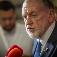 السفير الأمريكي لدى إسرائيل مايك هاكابي يتحدث في مؤتمر JNS في القدس، في 28 أبريل 2025. (Chaim Goldberg/Flash90)