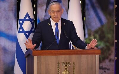 رئيس الوزراء بنيامين نتنياهو خلال مراسم ذكرى رسمية لجنود إسرائيل القتلى، في المقبرة العسكرية بجبل هرتسل، القدس، 30 أبريل 2025. (Marc Israel Sellem/Pool)