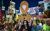 مظاهرة تطالب بالإفراج عن الرهائن المحتجزين لدى  حماس في غزة، في تل أبيب، 17 مايو 2025. (Avshalom Sassoni/Flash90)