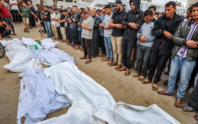 فلسطينيون يشيعون جثامين أشخاص قُتلوا في غارة جوية إسرائيلية خارج مستشفى ناصر في خان يونس، جنوب قطاع غزة، 18 مايو 2025. (Abed Rahim Khatib/Flash90) فلسطينيون يشيعون جثامين أشخاص قُتلوا في غارة جوية إسرائيلية خارج مستشفى ناصر في خان يونس، جنوب قطاع غزة، 18 مايو 2025. (Abed Rahim Khatib/Flash90)