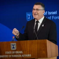 وزير الخارجية غدعون ساعر يعقد مؤتمرا صحفيا في وزارة الخارجية في القدس، 22 مايو 2025. (Yonatan Sindel/Flash90)