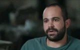 الرهينة المفرج عنه ياردن بيباس يتحدث إلى القناة 12، في مقابلة أجريت في 20 مايو 2025. (Channel 12 screenshot)