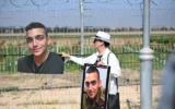 فاردا بن باروخ، جدة عيدان ألكسندر، تحمل صورة حفيدها بالقرب من الحدود مع قطاع غزة في 20 أبريل 2025. (Lior Rotstein/Hostages and Missing Families Forum)