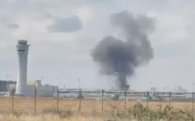 الدخان يتصاعد في منطقة مطار بن غوريون بعد إطلاق صاروخ باليستي على إسرائيل من اليمن في 4 مايو 2025 (Screen grab from social media used in accordance with Clause 27a of the Copyright Law)