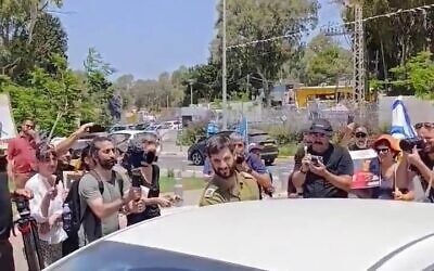 النقيب (احتياط) رون فاينر يصل إلى سجن بيت ليد العسكري لقضاء حكم بالسجن لمدة 20 يوماً، 25 مايو، 2025. (Screen capture: Twitter used in accordance with Clause 27a of the Copyright Law)