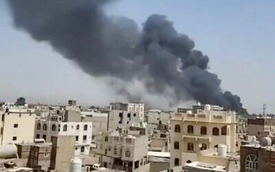 لقطة شاشة من مقطع فيديو متداول على وسائل التواصل الاجتماعي، يُظهر على ما يبدو تصاعد دخان عقب الضربات الإسرائيلية على مطار صنعاء الدولي الخاضع لسيطرة الحوثيين في 28 مايو 2025 (Used in accordance with Clause 27a of the Copyright Law)