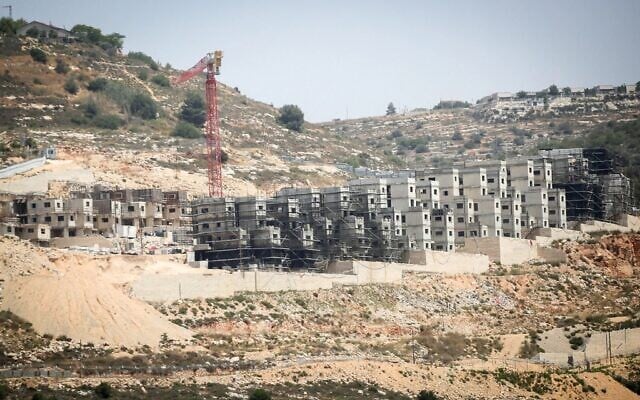 توضيحي: منظر عام للمباني الجديدة في مستوطنة علياه الإسرائيلية، جنوب نابلس في الضفة الغربية. 21 مايو 2025. (Nasser Ishtayeh/Flash90) توضيحي: منظر عام للمباني الجديدة في مستوطنة علياه الإسرائيلية، جنوب نابلس في الضفة الغربية. 21 مايو 2025. (Nasser Ishtayeh/Flash90)