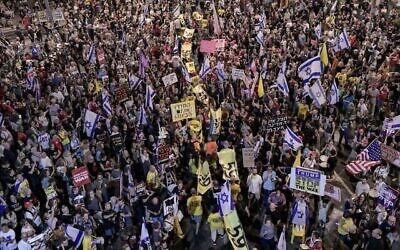 متظاهرون يحتجون ضد الحكومة ويطالبون بالإفراج عن الرهائن المحتجزين في قطاع غزة خارج مقر الجيش الإسرائيلي في تل أبيب، 10 مايو 2025. (Tomer Neuberg/Flash90)