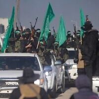 حشد من الناس يستقبل عناصر من الجهاد الإسلامي وحماس عند وصولهم لتسليم الرهائن إلى الصليب الأحمر في مدينة خان يونس جنوب قطاع غزة، في 30 يناير 2025. (AP Photo/Jehad Alshrafi)