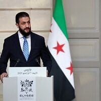 الرئيس السوري أحمد الشرع يتحدث خلال مؤتمر صحفي مشترك في قصر الإليزيه في باريس، في 7 مايو 2025. ((Stephanie Lecocq / POOL / AFP)