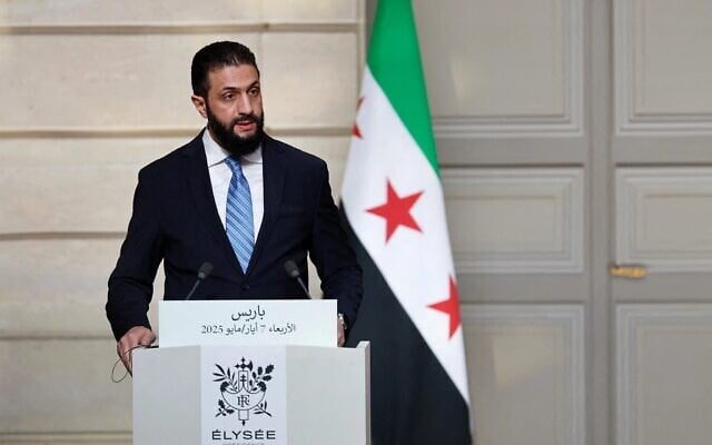 الرئيس السوري أحمد الشرع يتحدث خلال مؤتمر صحفي مشترك في قصر الإليزيه في باريس، في 7 مايو 2025. ((Stephanie Lecocq / POOL / AFP)