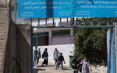 تلميذات فلسطينيات يغادرن مدرسة تابعة للأونروا في مخيم شعفاط  في القدس الشرقية في 8 مايو 2025، بينما تستعد قوات الأمن الإسرائيلية لإغلاق المدرسة. (Ahmad GHARABLI / AFP)