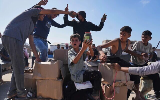 فلسطينيون يحملون صناديق تحتوي على مواد غذائية ومساعدات إنسانية قدمتها مؤسسة غزة الإنسانية (GHF)، وهي منظمة مدعومة من الولايات المتحدة ومعترف بها من قبل إسرائيل، في رفح، جنوب قطاع غزة، يوم الثلاثاء 27 مايو 2025. ( (AP Photo/Abdel Kareem Hana) فلسطينيون يحملون صناديق تحتوي على مواد غذائية ومساعدات إنسانية قدمتها مؤسسة غزة الإنسانية (GHF)، وهي منظمة مدعومة من الولايات المتحدة ومعترف بها من قبل إسرائيل، في رفح، جنوب قطاع غزة، يوم الثلاثاء 27 مايو 2025. ( (AP Photo/Abdel Kareem Hana)