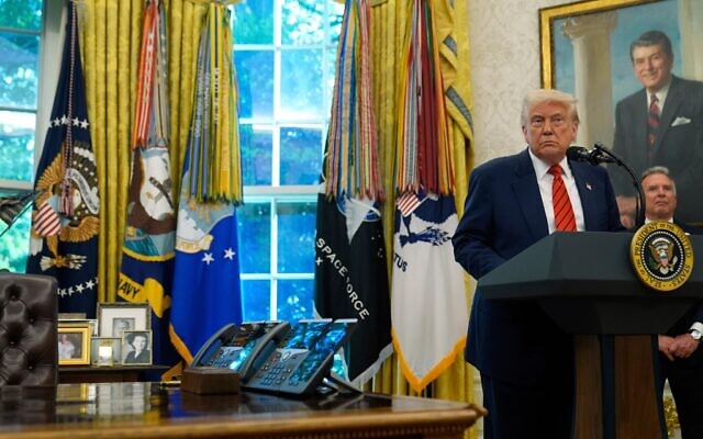 الرئيس دونالد ترامب يتحدث قبل أداء ستيف ويتكوف اليمين كمندوب خاص خلال مراسم أقيمت في المكتب البيضاوي بالبيت الأبيض، الثلاثاء 6 مايو 2025، في واشنطن. (AP Photo/Mark Schiefelbein) الرئيس دونالد ترامب يتحدث قبل أداء ستيف ويتكوف اليمين كمندوب خاص خلال مراسم أقيمت في المكتب البيضاوي بالبيت الأبيض، الثلاثاء 6 مايو 2025، في واشنطن. (AP Photo/Mark Schiefelbein)