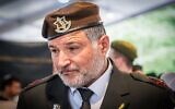 الميجر جنرال دافيد زيني يزور عائلات الجنود الإسرائيليين القتلى خلال يوم الذكرى في المقبرة العسكرية في جبل هرتسل  بالقدس، 30 أبريل 2025 (Arie Leib Abrams/Flash90)