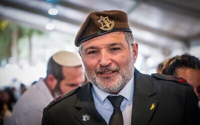 الميجر جنرال دافيد زيني يزور عائلات القتلى من الجنود الإسرائيليين خلال يوم الذكرى في المقبرة العسكرية في جبل هرتسل بالقدس، 30 أبريل 2025. (Arie Leib Abrams/ Flash90)