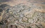 صورة من الجو لمعاليه أدوميم، مستوطنة في الضفة الغربية خارج القدس، 25 فبراير 2025.(Oren Cohen/Flash90)