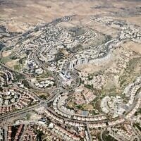 صورة من الجو لمعاليه أدوميم، مستوطنة في الضفة الغربية خارج القدس، 25 فبراير 2025.(Oren Cohen/Flash90)