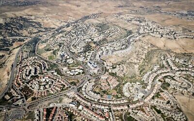 صورة من الجو لمعاليه أدوميم، مستوطنة في الضفة الغربية خارج القدس، 25 فبراير 2025.(Oren Cohen/Flash90)