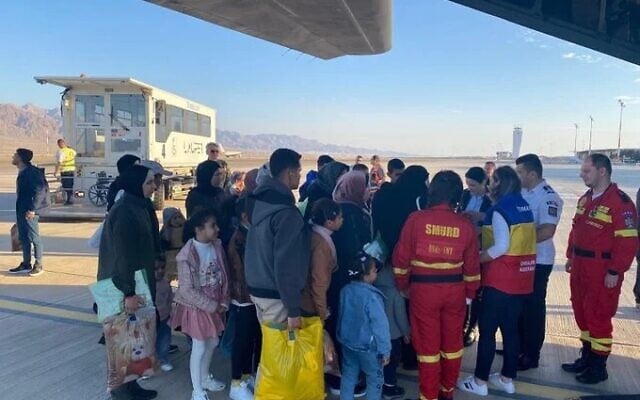 مرضى من غزة وأفراد أسرهم يستقلون رحلات جوية متجهة إلى إيطاليا ورومانيا، 19 مارس 2025. (Twitter/ used in accordance with Clause 27a of the Copyright Act)