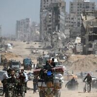 نازحون ينقلون أمتعتهم على طول طريق الرشيد الذي يربط شمال غزة بجنوبها، 2 أبريل 2025. (Bashar Taleb / AFP)