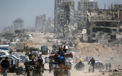 نازحون ينقلون أمتعتهم على طول طريق الرشيد الذي يربط شمال غزة بجنوبها، 2 أبريل 2025. (Bashar Taleb / AFP)