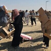 فلسطينيون نازحون يسيرون على طول طريق لتلقي مساعدات إنسانية من مؤسسة مدعومة من الولايات المتحدة في رفح بجنوب قطاع غزة، 5 يونيو 2025. (AFP)