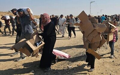 فلسطينيون نازحون يسيرون على طول طريق لتلقي مساعدات إنسانية من مؤسسة مدعومة من الولايات المتحدة في رفح بجنوب قطاع غزة، 5 يونيو 2025. (AFP)