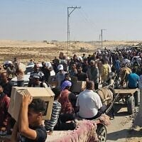 فلسطينيون نازحون يسيرون على أحد الطرق لتلقي مساعدات إنسانية من مؤسسة غزة الإنسانية المدعومة من إسرائيل والولايات المتحدة في رفح بجنوب قطاع غزة، 5 يونيو 2025. (AFP)