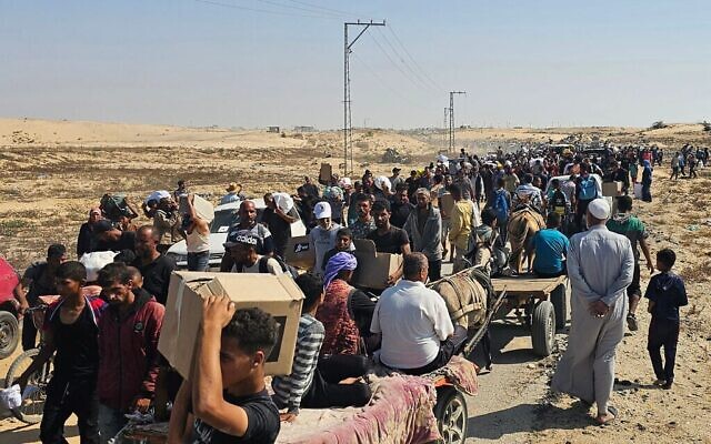 فلسطينيون نازحون يسيرون على أحد الطرق لتلقي مساعدات إنسانية من مؤسسة غزة الإنسانية المدعومة من إسرائيل والولايات المتحدة في رفح بجنوب قطاع غزة، 5 يونيو 2025. (AFP)