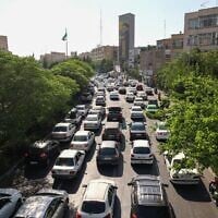 أزمة السير في طهران، حيث يغادر الناس عبر طريق رئيسي في غرب المدينة في 15 يونيو 2025. (Atta Kenare/AFP)